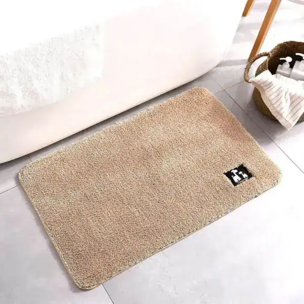 Anti-Rutsch Badteppich in Beige, weicher Flor, ideal für Badezimmer und Dusche.