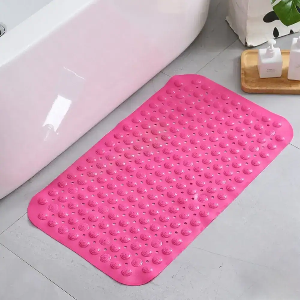 Pink Anti-Rutsch Duschmatte mit rutschfesten Punkten vor Badewanne.