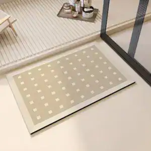 Beige Badematte 50x80 cm mit weißen Quadraten, modernes Badezimmerdesign.