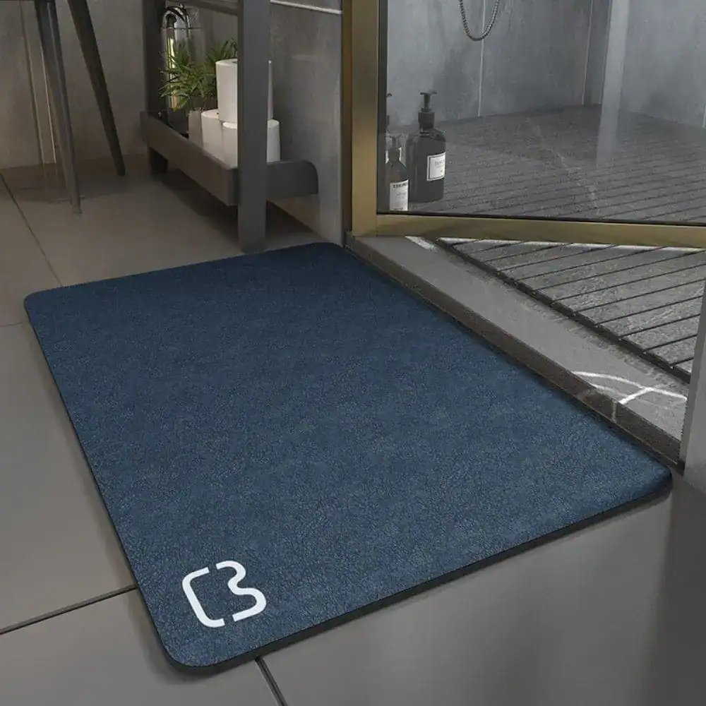 Komfort Badematte 80 cm dunkelblau mit Logo, ideal für Badezimmer und Dusche.
