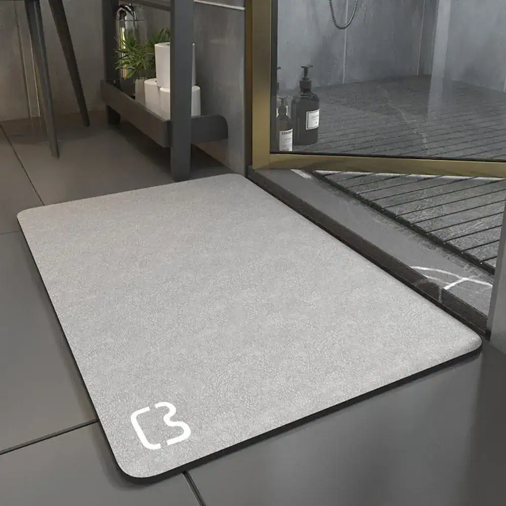 Komfort Badematte 80 cm grau mit Logo, ideal für moderne Badezimmer.