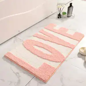 Altrosa Badematte mit 'LOVE'-Aufdruck, weicher Hochflor für Komfort und Stil im Badezimmer.