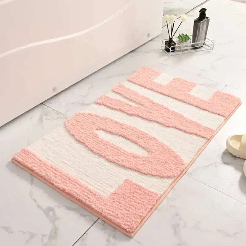 Altrosa Badematte mit 'LOVE'-Aufdruck, weicher Hochflor für Komfort und Stil im Badezimmer.