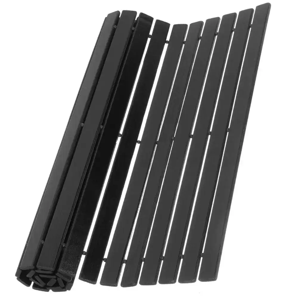 Schwarze Badematte aus Bambus mit geriffeltem Design für optimale Trocknung.