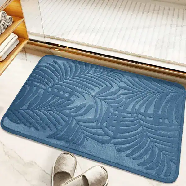 Blätter-Muster Badematte in Blau, tropisches Design für Badezimmer.