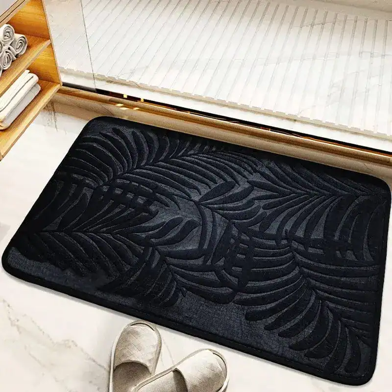 Schwarze Badematte mit Blättermuster für moderne Badezimmer.