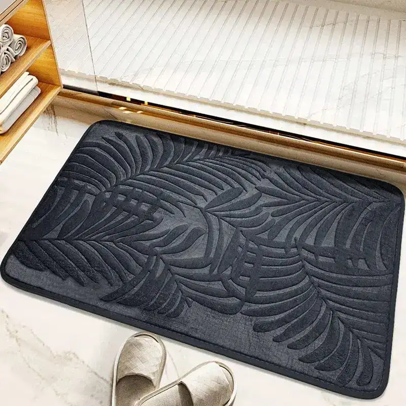 Schwarze Badematte mit Blättermuster für Komfort und Stil im Badezimmer.