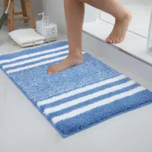 Blau-weiße gestreifte Badematte mit weicher Mikrofaser für Komfort und Trocknung.