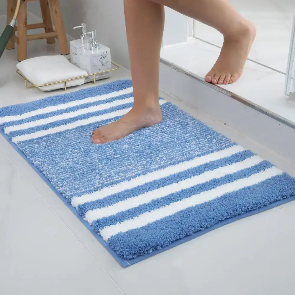 Blau-weiße gestreifte Badematte mit weicher Mikrofaser für Komfort und Trocknung.