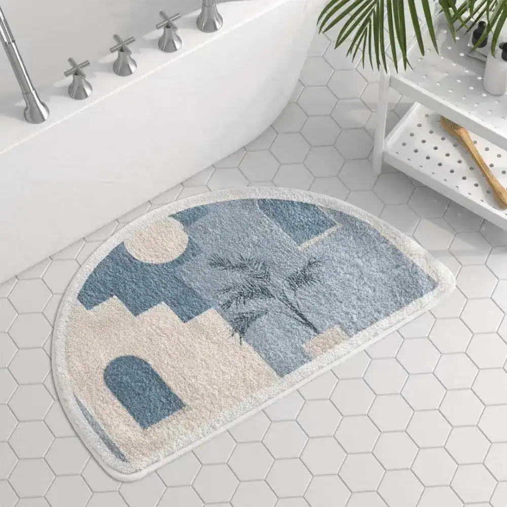 Badematte Blau Weiß mit Palmenmotiv, halbrund, für Badezimmer.
