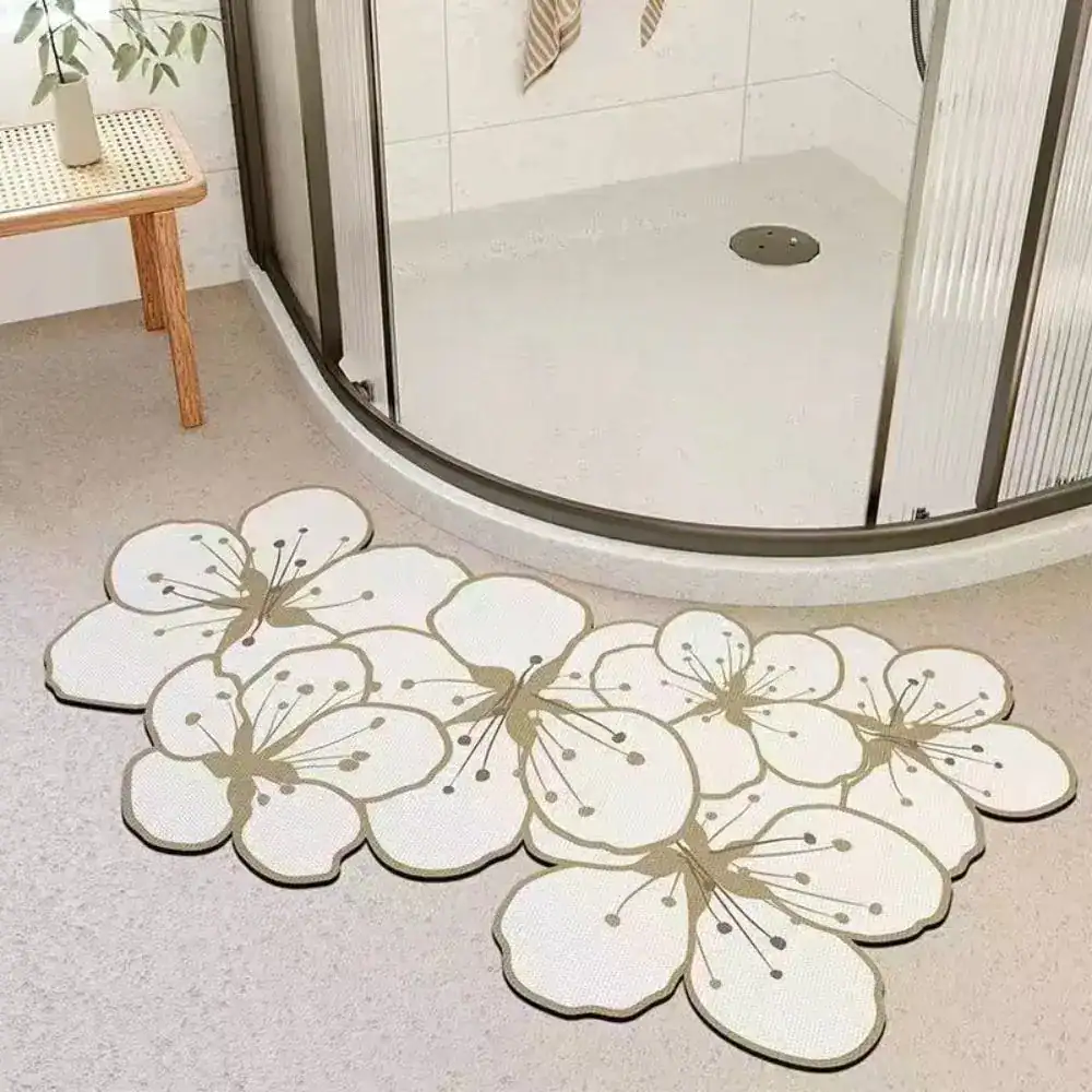 Blumenförmige Badematte mit stilvollen weißen Blütenmotiven für moderne Badezimmer.