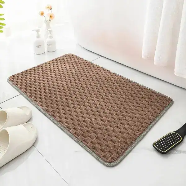 Badematte Bordeaux mit strukturiertem Muster und grauem Rand für Komfort und Stil im Badezimmer.