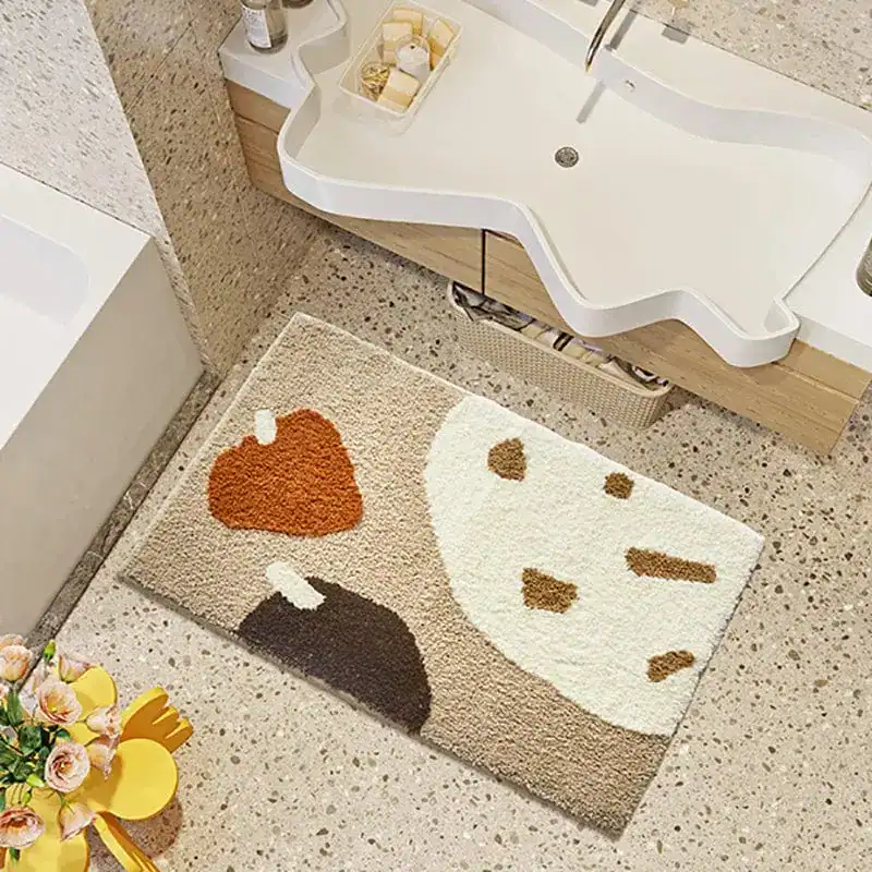 Braun-Beige Badematte mit abstraktem Muster für moderne Badezimmer.