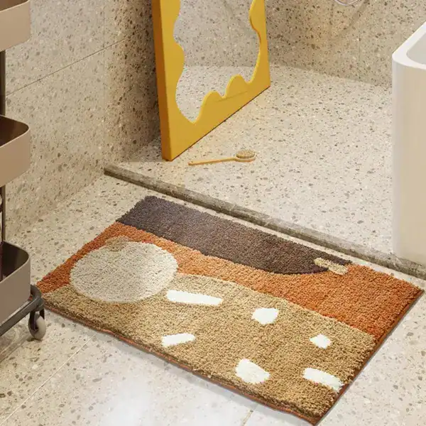 Braun-beige Badematte mit geometrischem Muster für moderne Badezimmer.