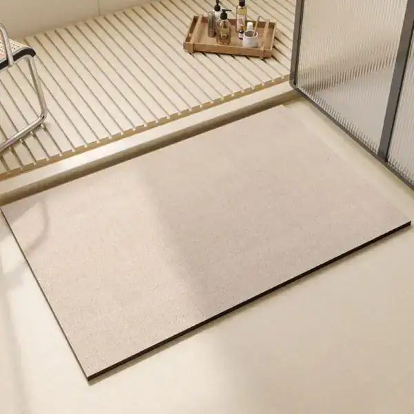 Badematte Creme in beige Farbe, moderne Badezimmerausstattung mit Holzregal und Duschwand.