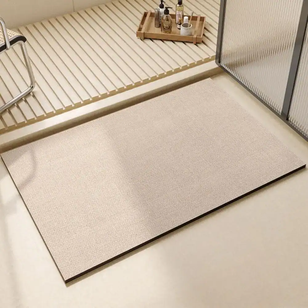 Badematte Creme in beige Farbe, moderne Badezimmerausstattung mit Holzregal und Duschwand.