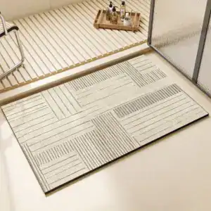 Dunkle Badematte mit geometrischem Muster für moderne Badezimmer.