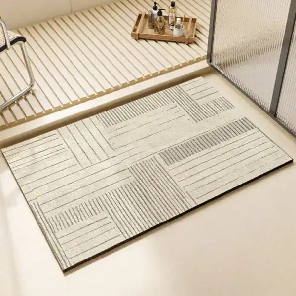 Dunkle Badematte mit geometrischem Muster für moderne Badezimmer.