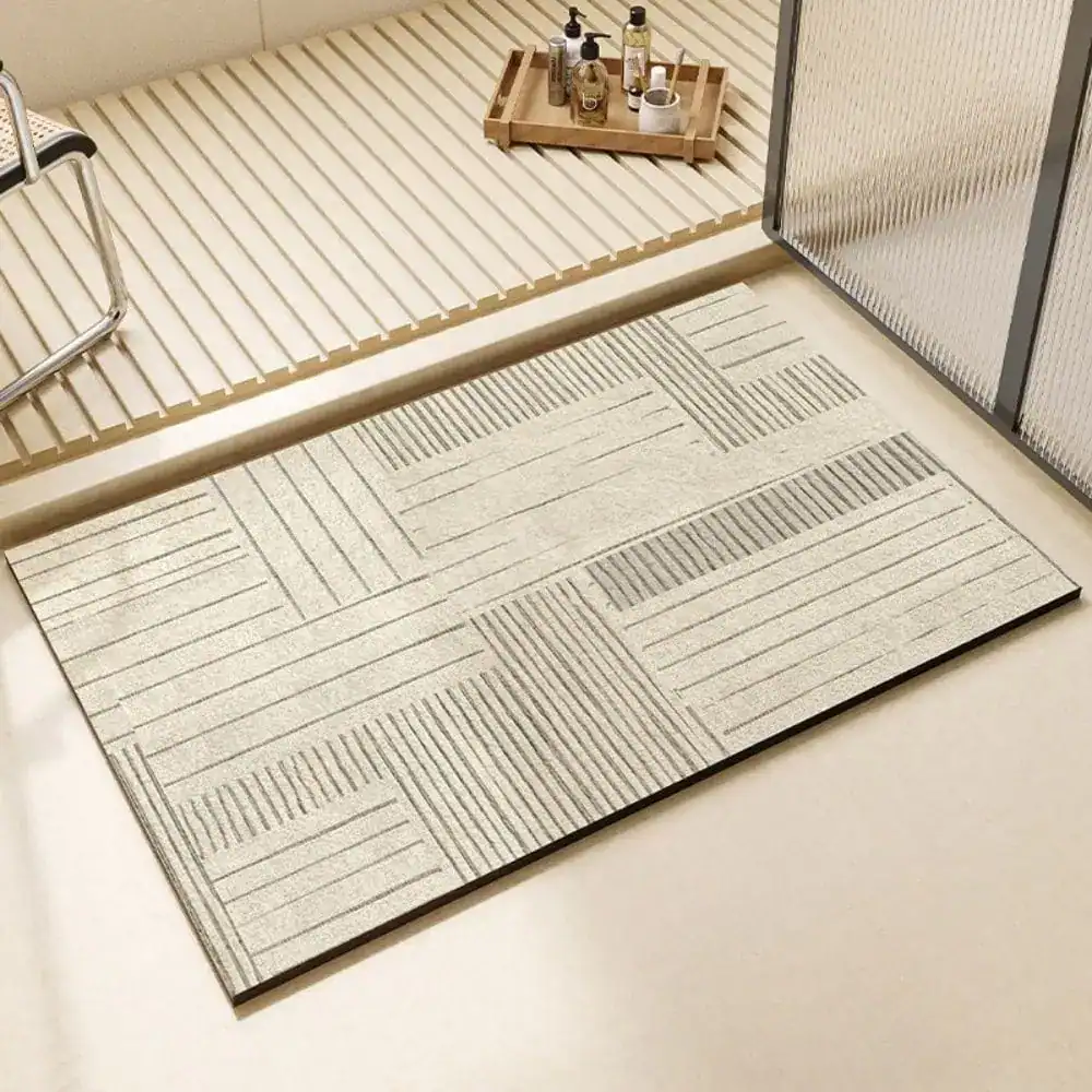 Dunkle Badematte mit geometrischem Muster für moderne Badezimmer.