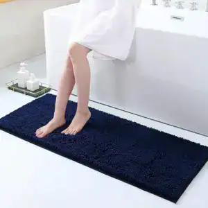 Dunkelblaue Badematte mit flauschigem Hochflor, ideal für Komfort und Stil im Badezimmer.