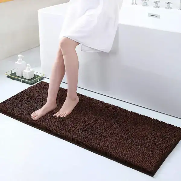 Dunkelblaue Badematte mit flauschigem Textur, ideal für Komfort und Trocknung nach dem Baden.