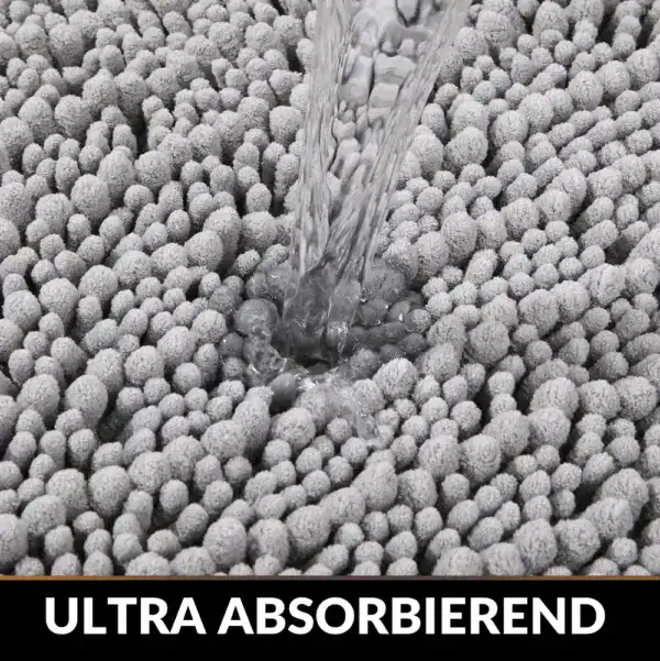Dunkelblaue Badematte mit ultra-absorbierender Textur, Wasser wird sofort aufgenommen.