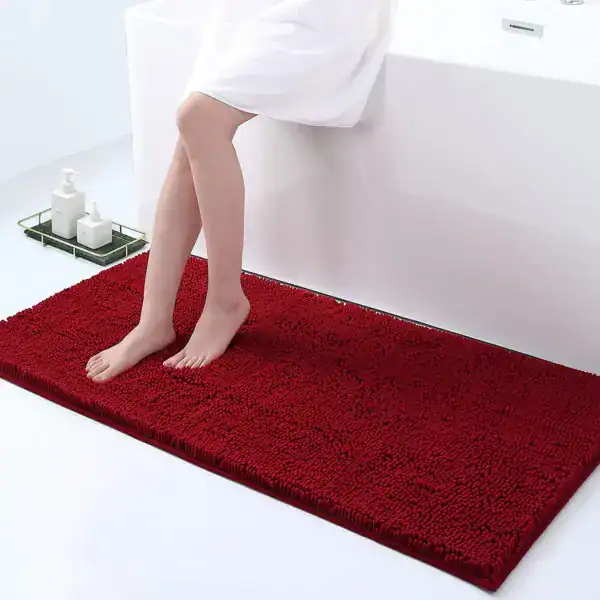 Dunkelblaue Badematte mit flauschigem Hochflor, ideal für Komfort und Stil im Badezimmer.