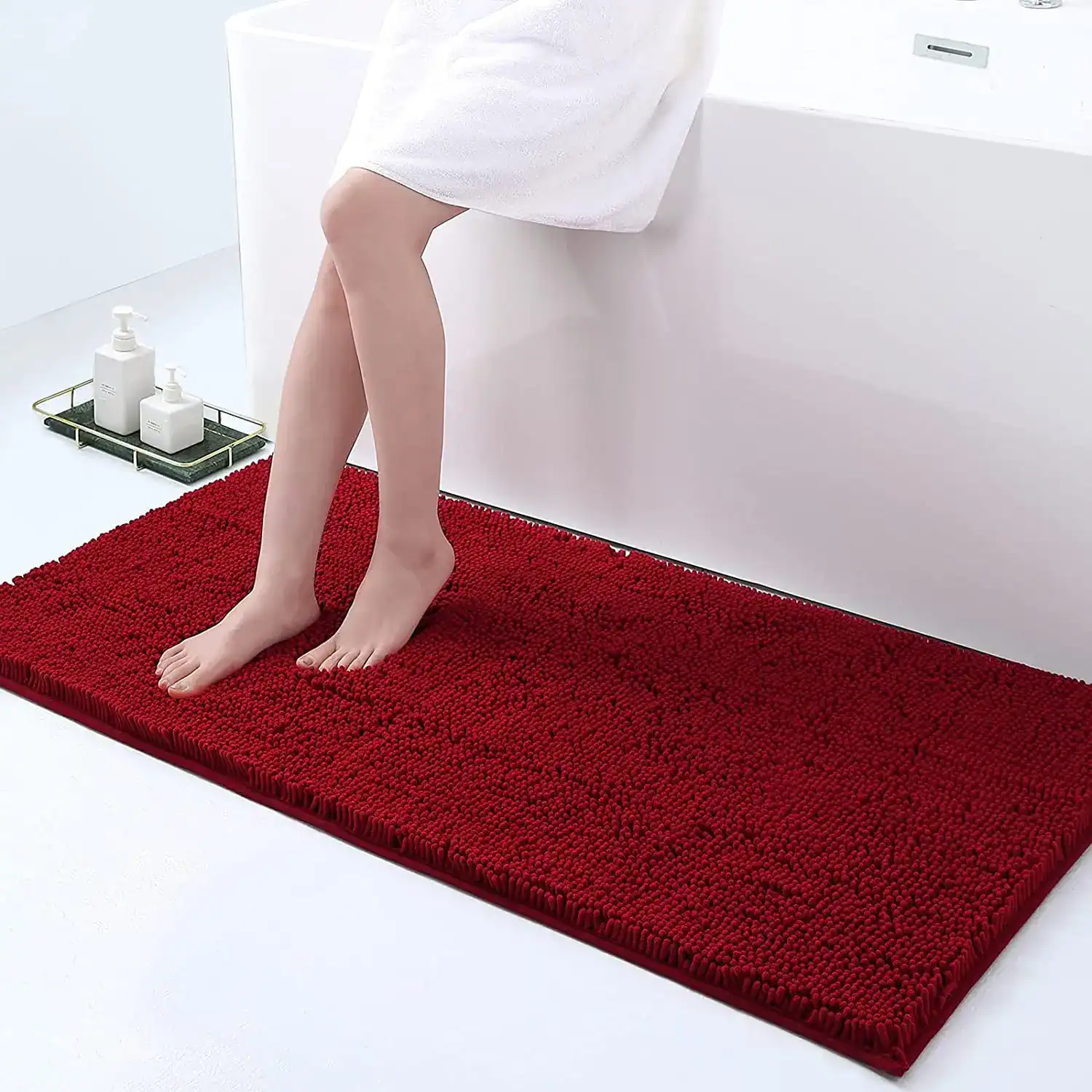 Dunkelblaue Badematte mit flauschigem Hochflor, ideal für Komfort und Stil im Badezimmer.