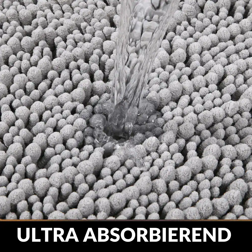 Dunkelblaue Badematte mit ultra-absorbierender Textur, Wasser wird sofort aufgenommen.