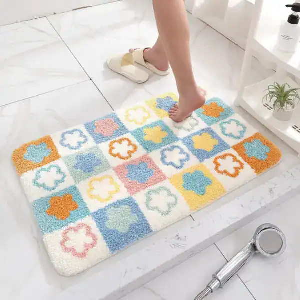 Farbenfrohe Badematte mit Blumenmuster, weich und komfortabel für Badezimmer.