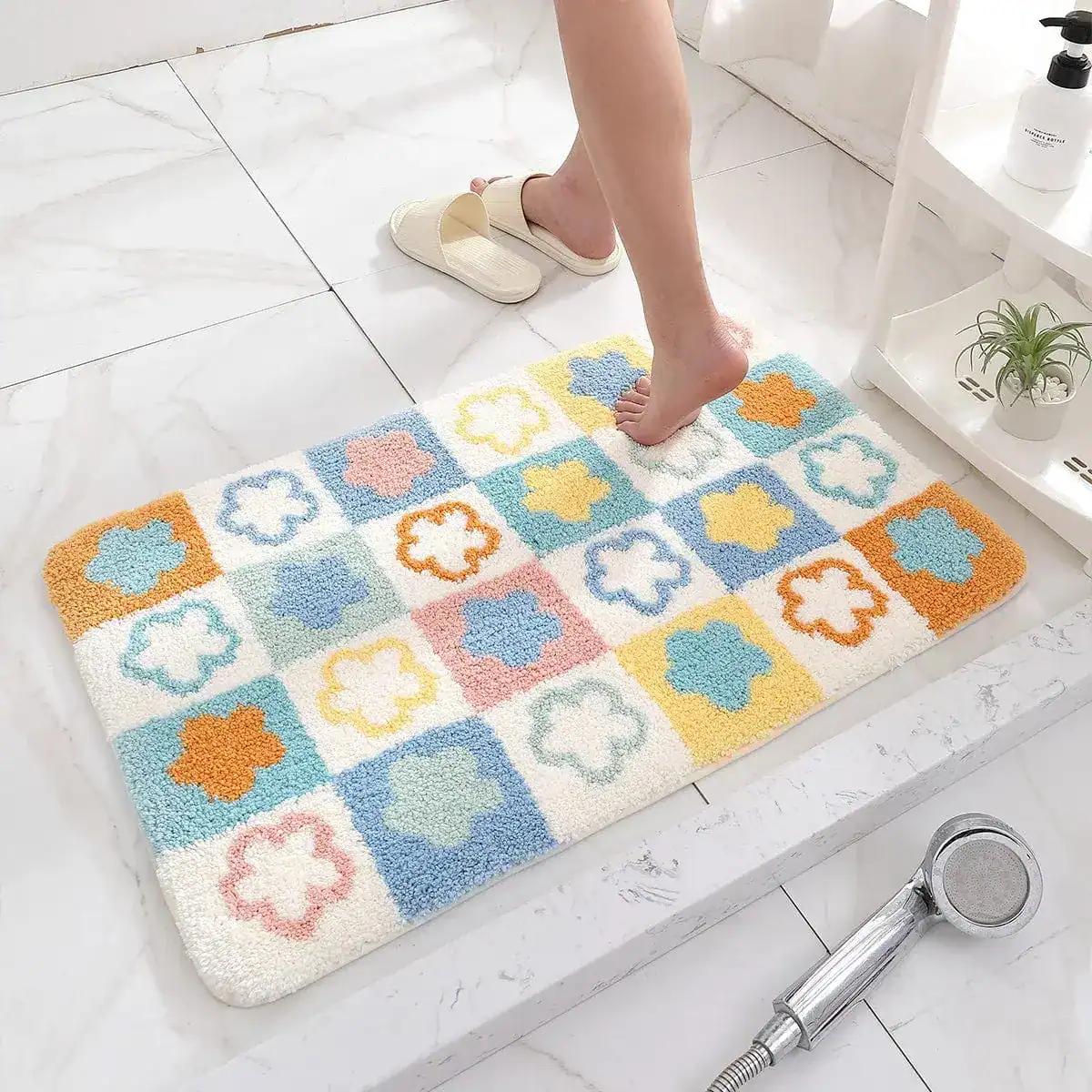 Farbenfrohe Badematte mit Blumenmuster, weich und komfortabel für Badezimmer.