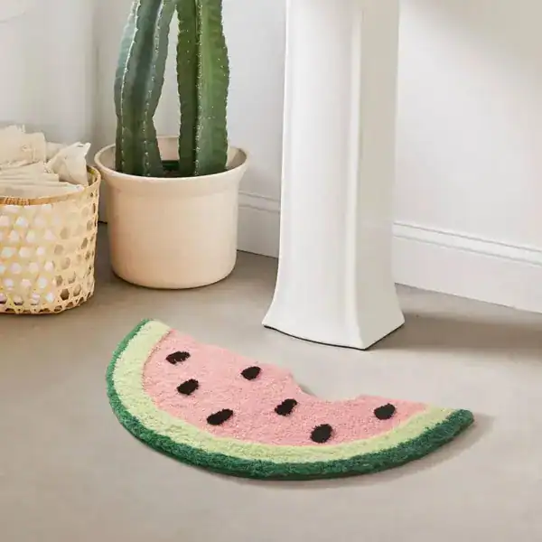 Frucht-Design Badematte in Wassermelonenform, bunt und weich fürs Badezimmer.