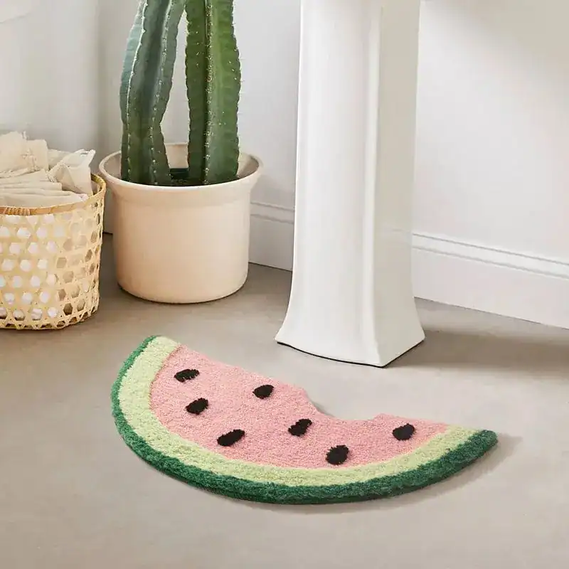 Frucht-Design Badematte in Wassermelonenform, bunt und weich fürs Badezimmer.