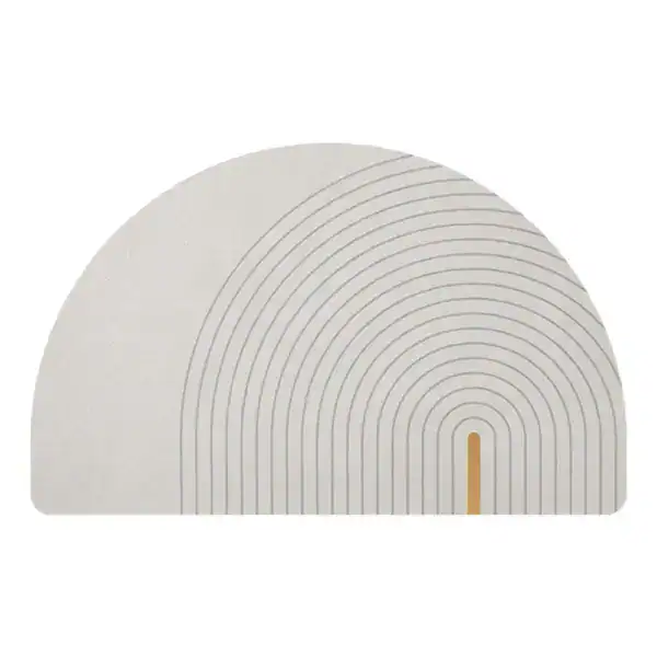 Gestreifte Badematte mit halbrundem Design und modernem Linienmuster in Grau-Beige-Tönen.