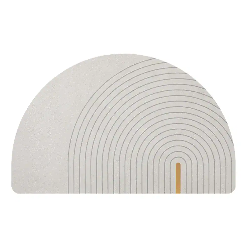 Gestreifte Badematte mit halbrundem Design und modernem Linienmuster in Grau-Beige-Tönen.