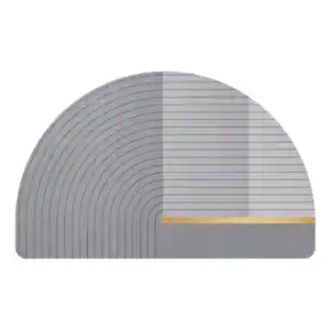 Gestreifte Badematte in Grau mit goldener Akzentlinie, modernes Design für Badezimmer.