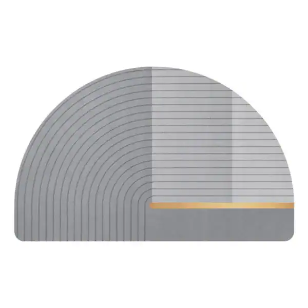 Gestreifte Badematte in Grau mit goldener Akzentlinie, modernes Design für Badezimmer.