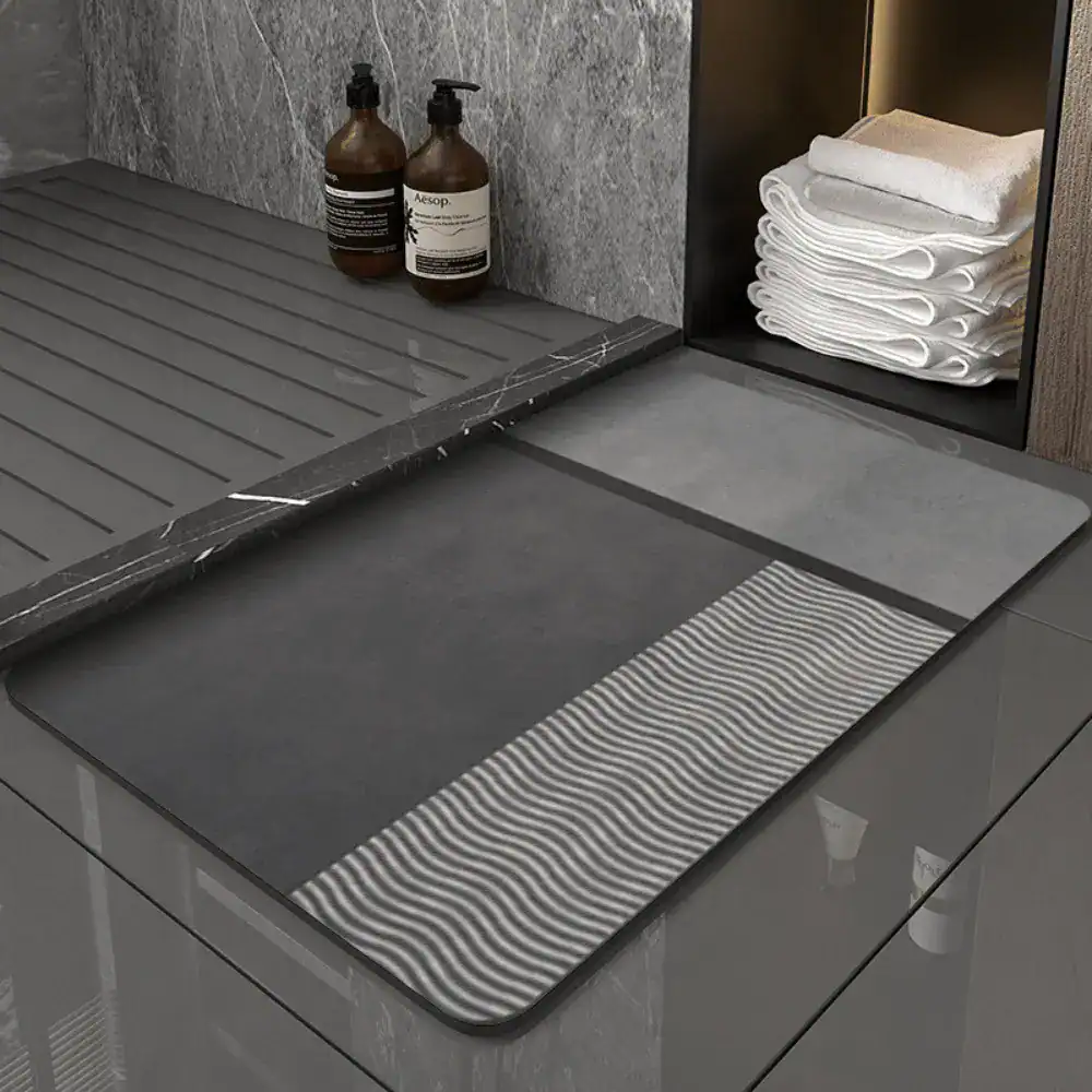 Badematte Granit Grau mit Wellenmuster, modernes Badezimmerdesign, rutschfest und pflegeleicht.