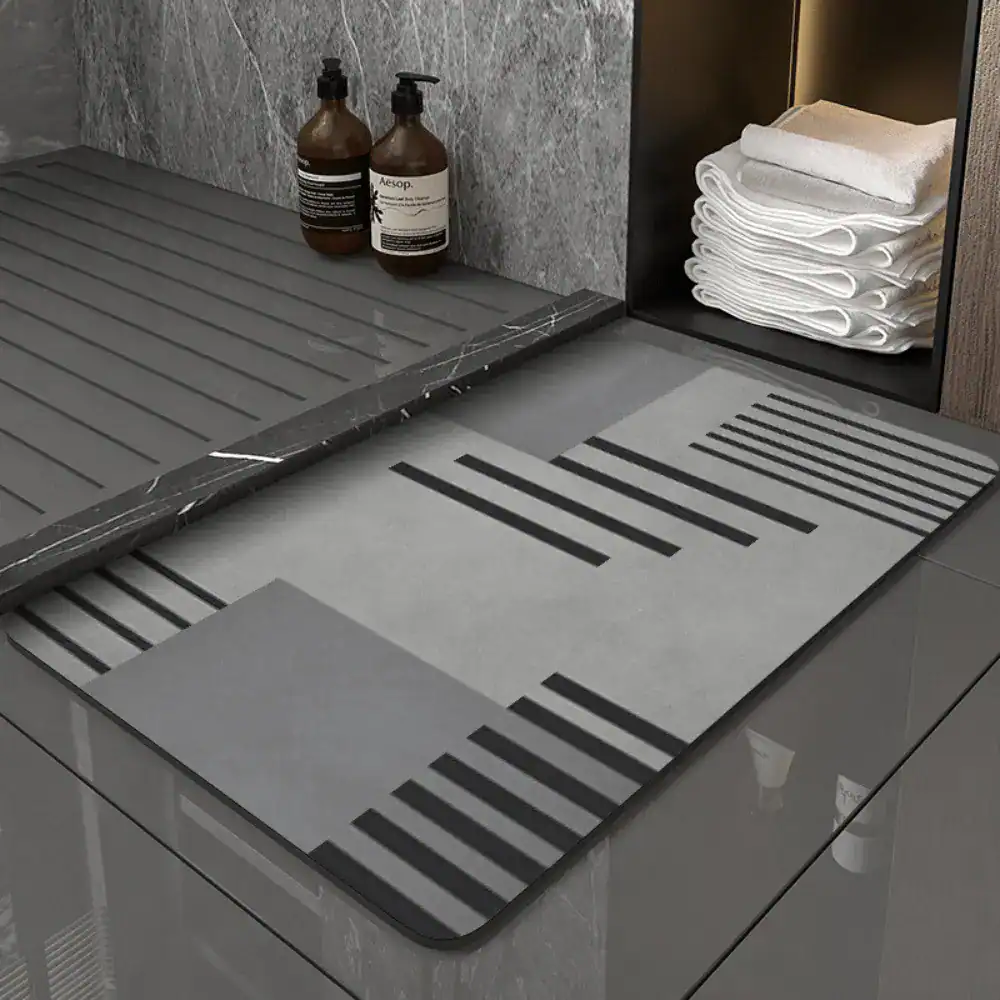 Badematte Granit Grau mit modernem Streifenmuster für stilvolles Badezimmer.