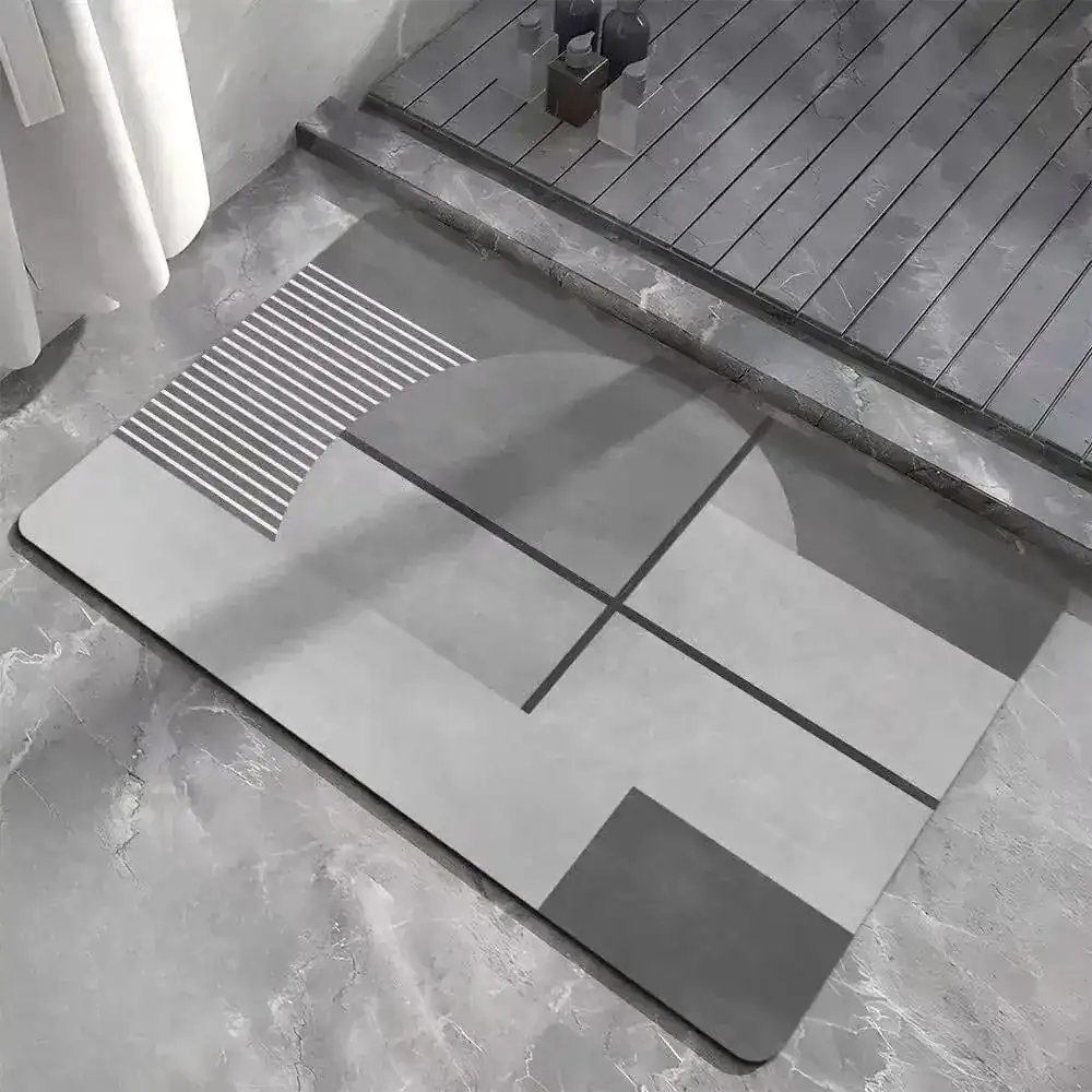 Graue Badematte mit geometrischem Muster für moderne Badezimmer.
