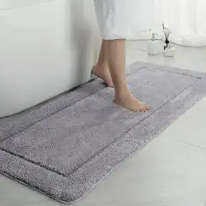 Große graue Badematte mit weichem Flor, ideal für komfortables Stehen nach dem Baden.