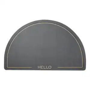 Halbrunde Badematte Grau mit goldenem 'HELLO'-Aufdruck und dekorativem Rand.