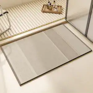 Hellgrauer Komfort Badematte mit Muster und schwarzem Rand, modernes Badezimmer.