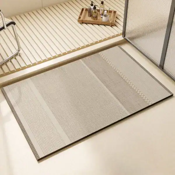 Hellgrauer Komfort Badematte mit Muster und schwarzem Rand, modernes Badezimmer.