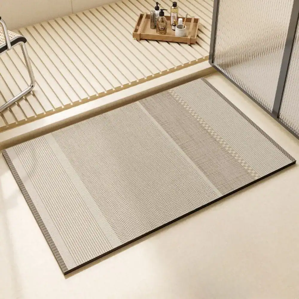 Hellgrauer Komfort Badematte mit Muster und schwarzem Rand, modernes Badezimmer.