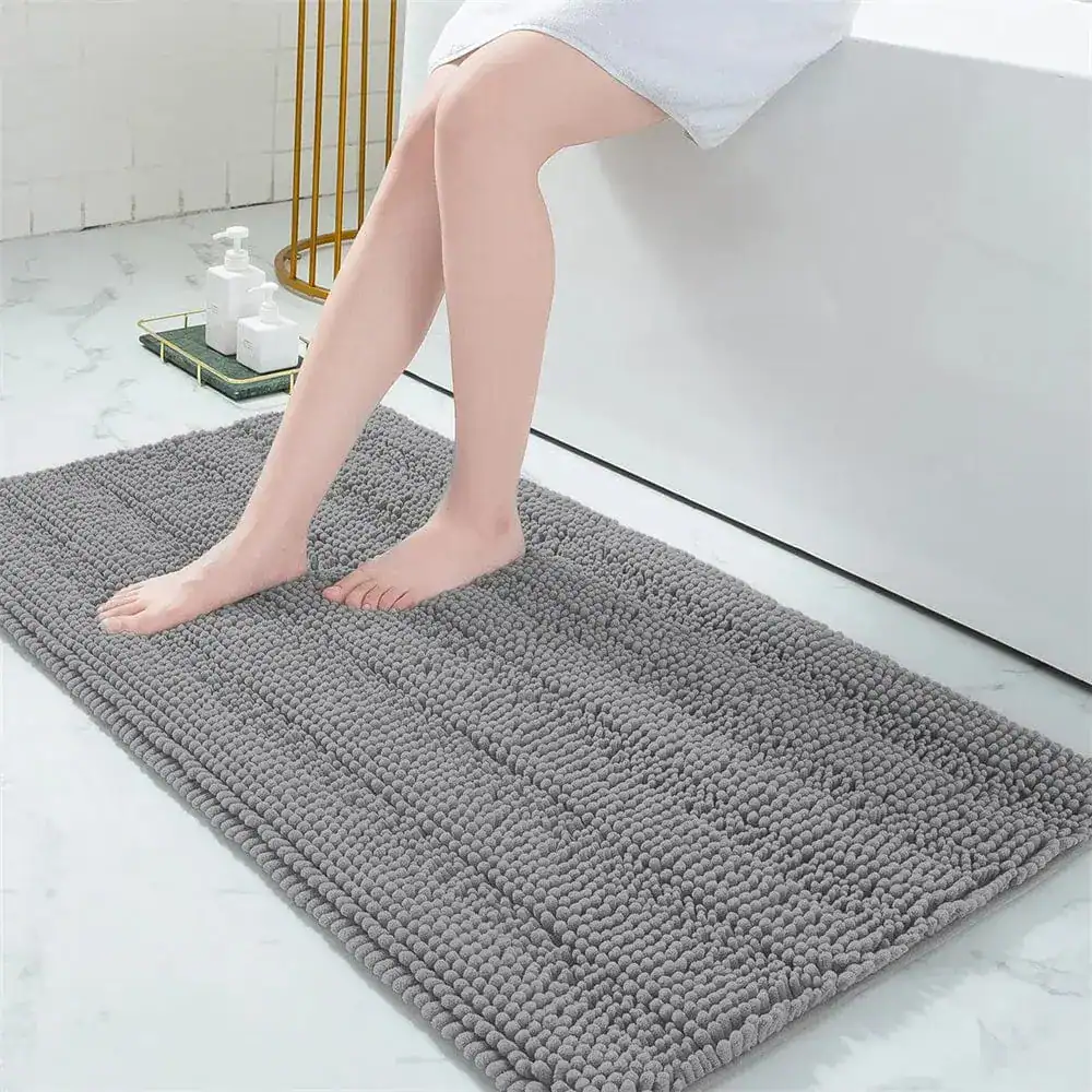 Hochflor Badematte grau, weicher Fußbodenbelag für Badezimmer.