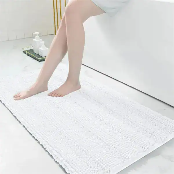 Weißes Hochflor-Badematte mit weicher Textur, ideal für Komfort und Trocknung im Badezimmer.