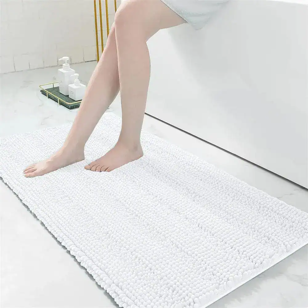 Weißes Hochflor-Badematte mit weicher Textur, ideal für Komfort und Trocknung im Badezimmer.