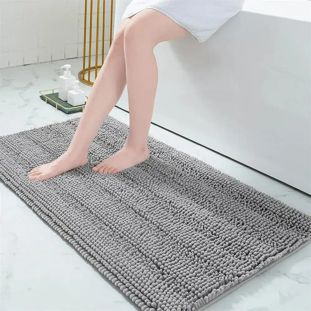 Hochflor Badematte grau, weich und trocknend, ideal für Badezimmer.