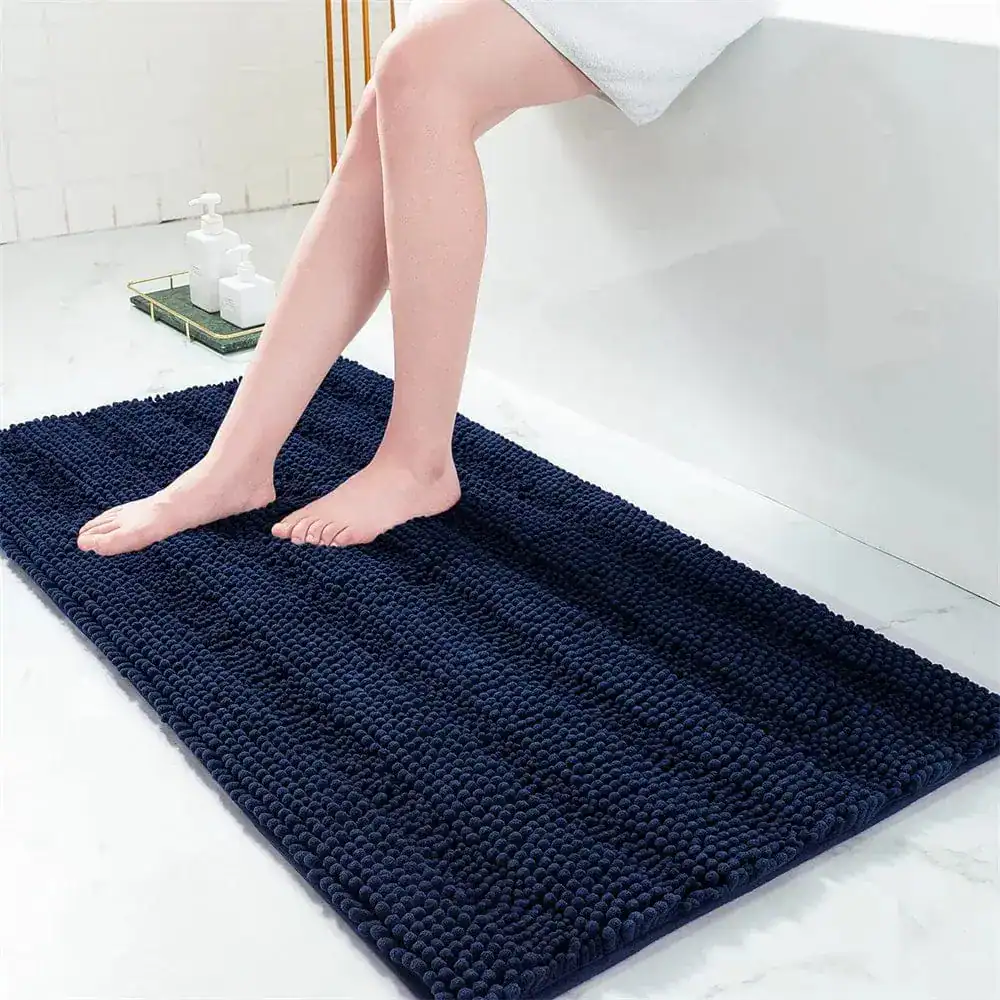 Hochflor Badematte dunkelblau, weicher Fußbodenbelag für Badezimmer.